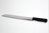 Πολωνική επιφάνεια καθρεφτών που εκπωματίζει το μαχαίρι με την πλαστική λαβή του μελιού που εκπωματίζει τα εργαλεία