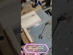 Θα σας πάω να επισκεφθείτε το εργοστάσιο μελισσιών για να παρακολουθήσετε τη διαδικασία συναρμολόγησης των κυψελών.